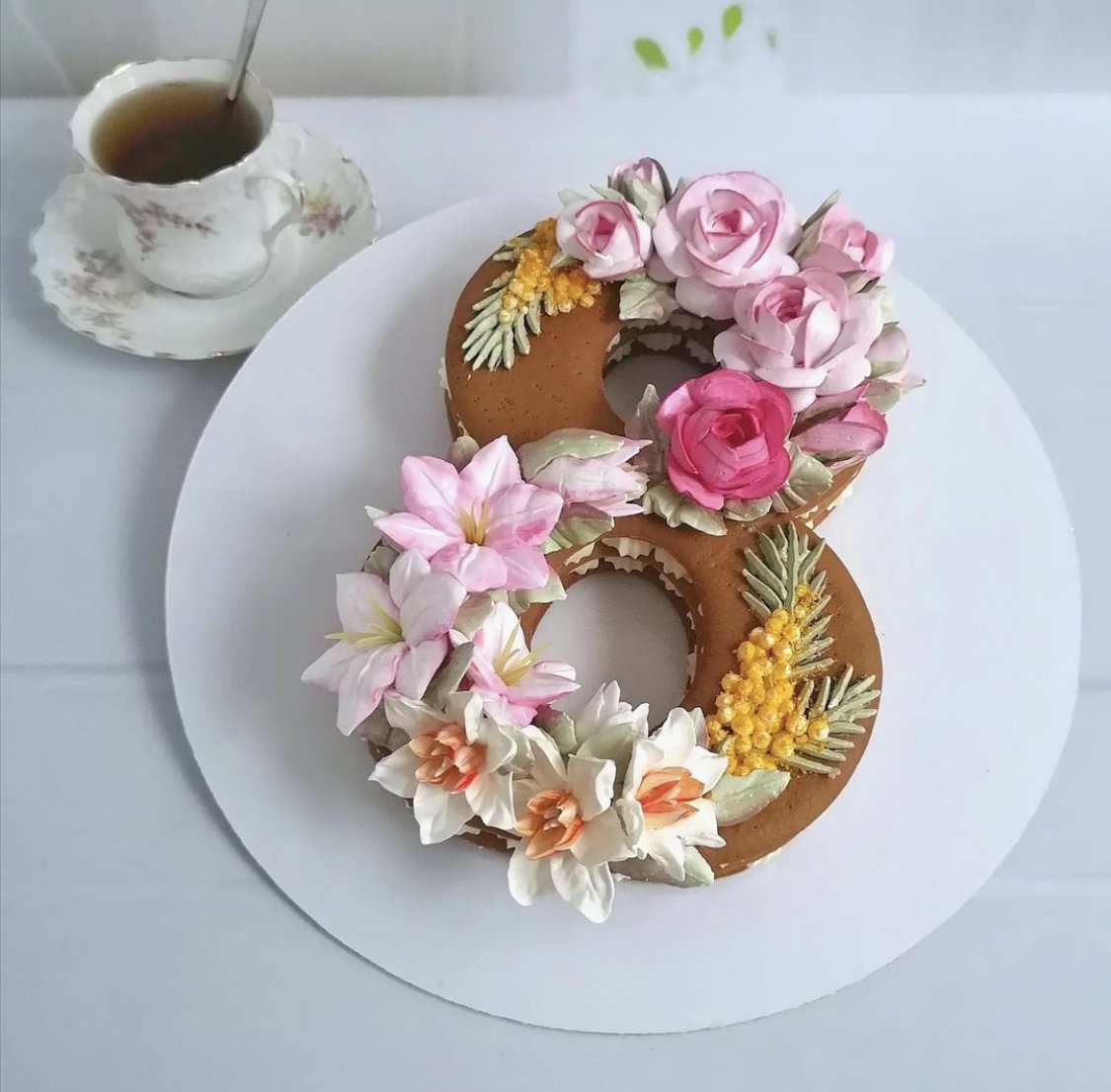 Торт-цифра с цветами из белкового крема и зефира